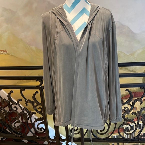 Lululemon jacket with hood and pockets 
sea foam green
size 6 - Picture 1 of 4